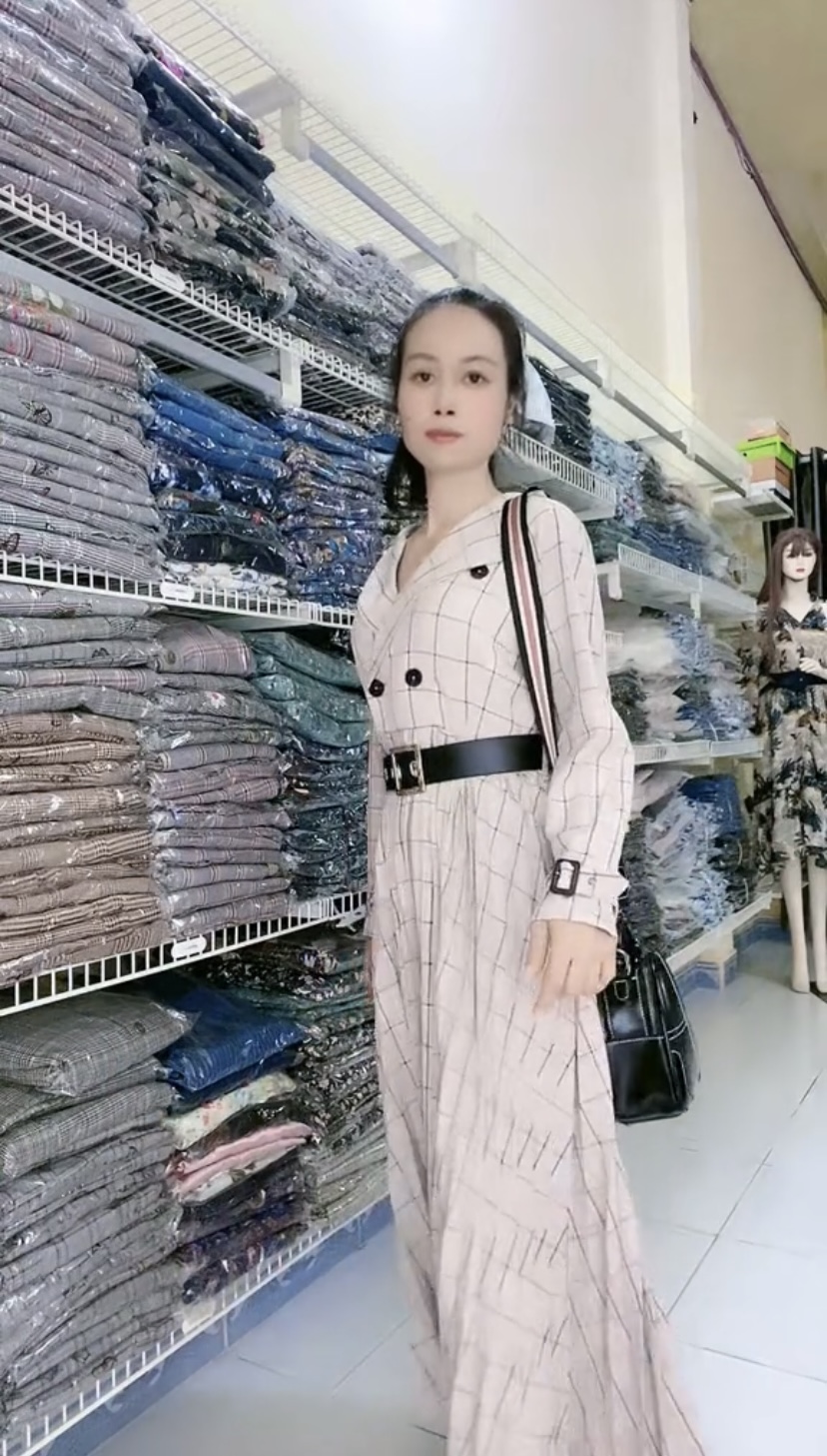 Đầm vest xếp ly họa tiết kẻ sọc là một trong những style công sở thanh lịch được chuộng hiện nay