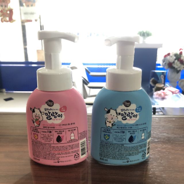 Bọt rửa tay diệt khuẩn Showermate Strawberry Milk 300ml tặng móc khóa