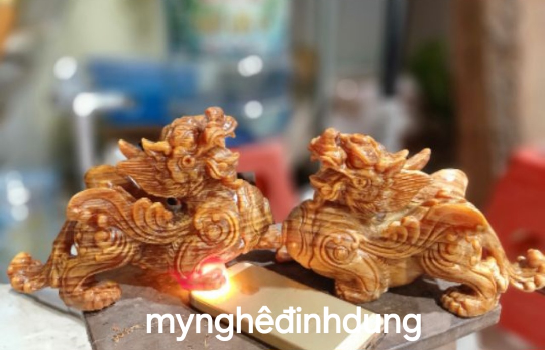 Cặp tỳ hưu phong thủy bằng gỗ huyết long mọng dầu kt 20x12x9cm + cả chân đế cao tổng  17cm