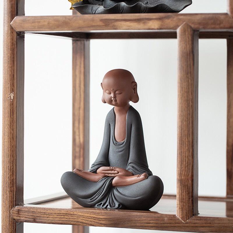 Tượng nhà sư cỡ trung ngồi thiền tịnh tâm niệm phật- Tượng gốm tử sa trang trí decor không gian bàn trà, ghép lũa