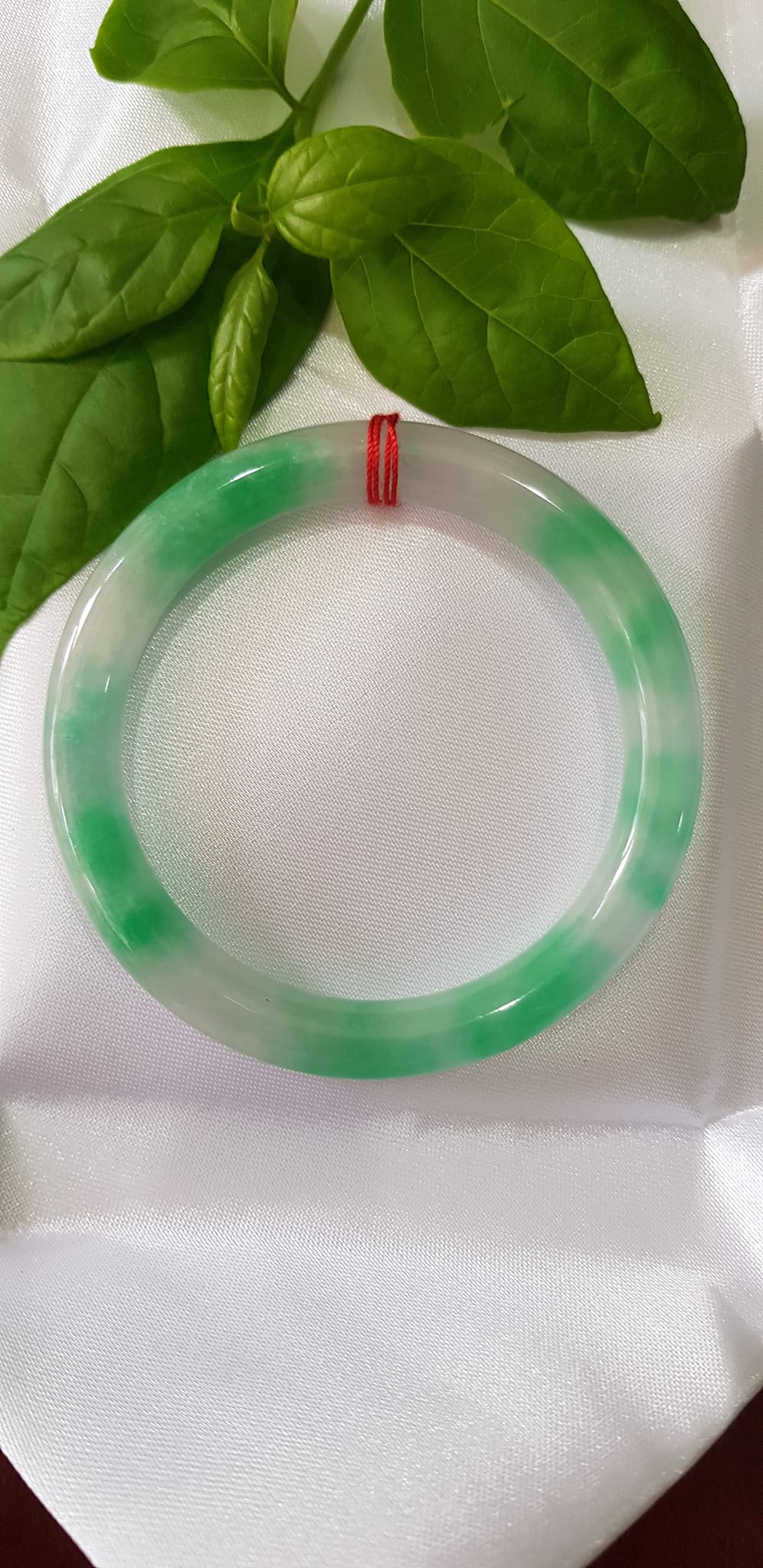 ️Vòng tay nữ đá Cẩm Thạch tự nhiên mới TR LÝ IC 52mm x chột 8mm vòng màu xanh trắng đều đẹp nữ 50kg - 54kg đeo ạ