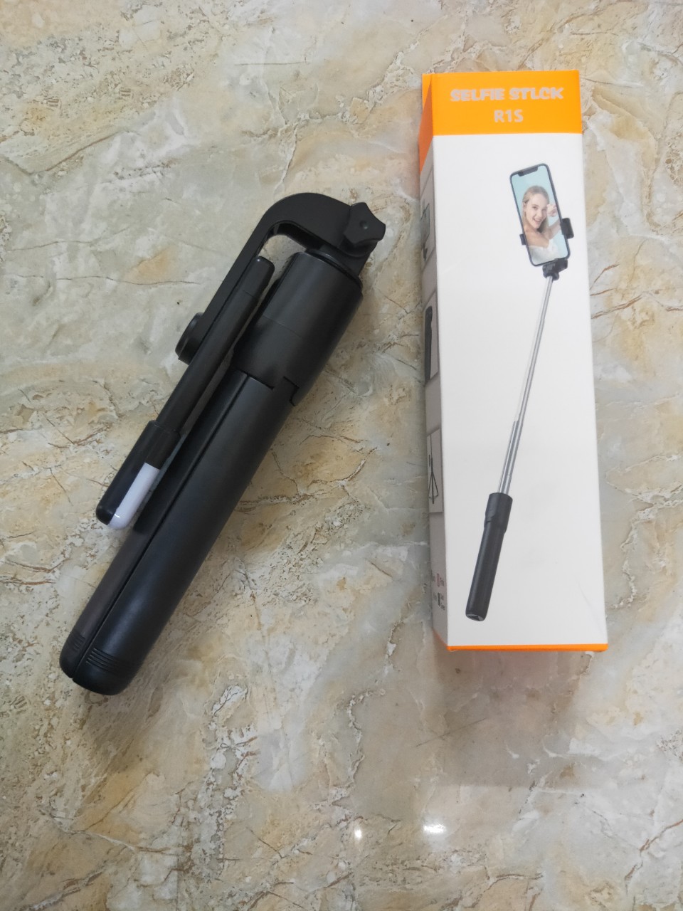 Gậy Tripod 3 Chân Selfie Stick R1S Tích Hợp Đèn Trợ Sáng Chụp Hình kèm dây sạc
