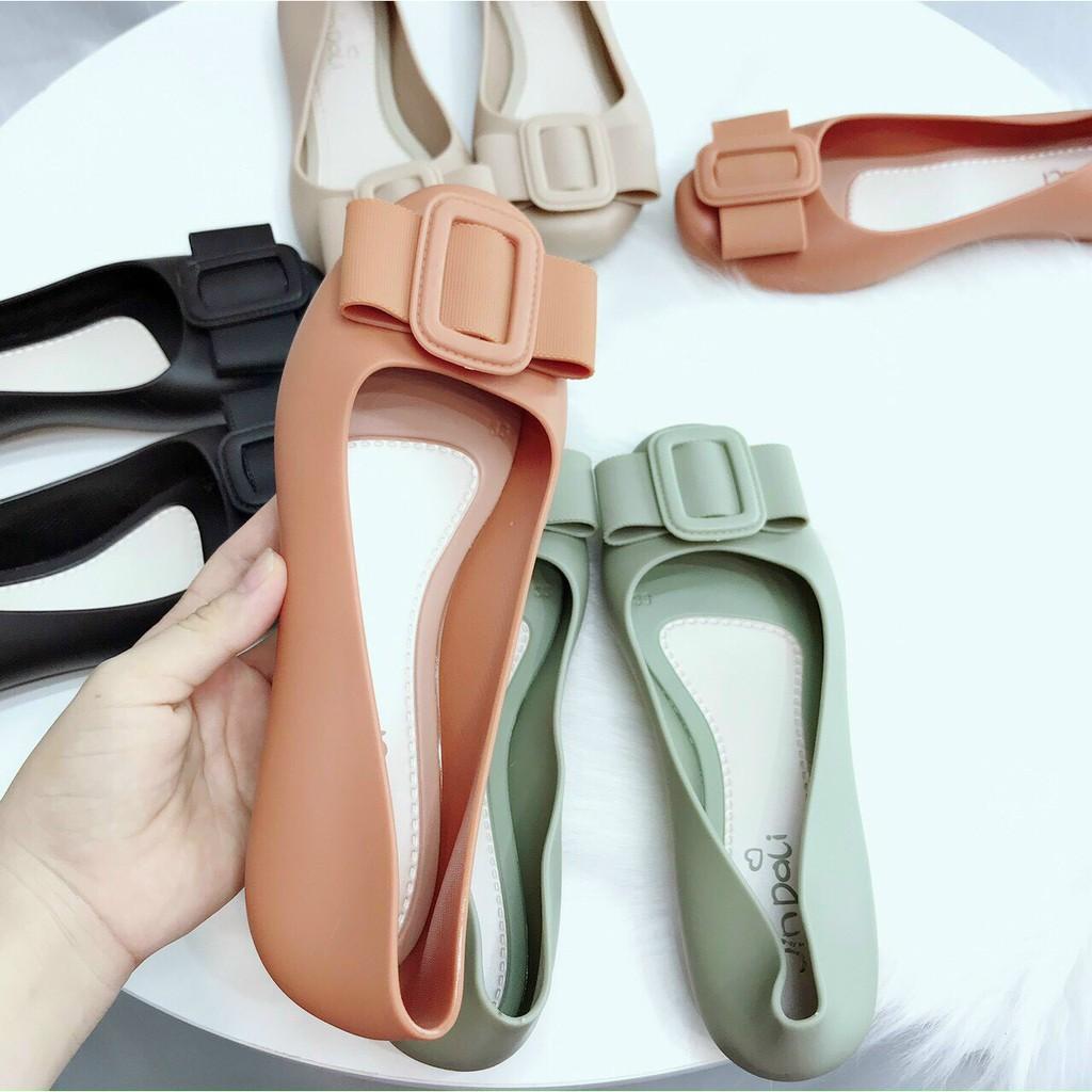 Lấy ngẫu nhiên Giày nhựa đi mưa