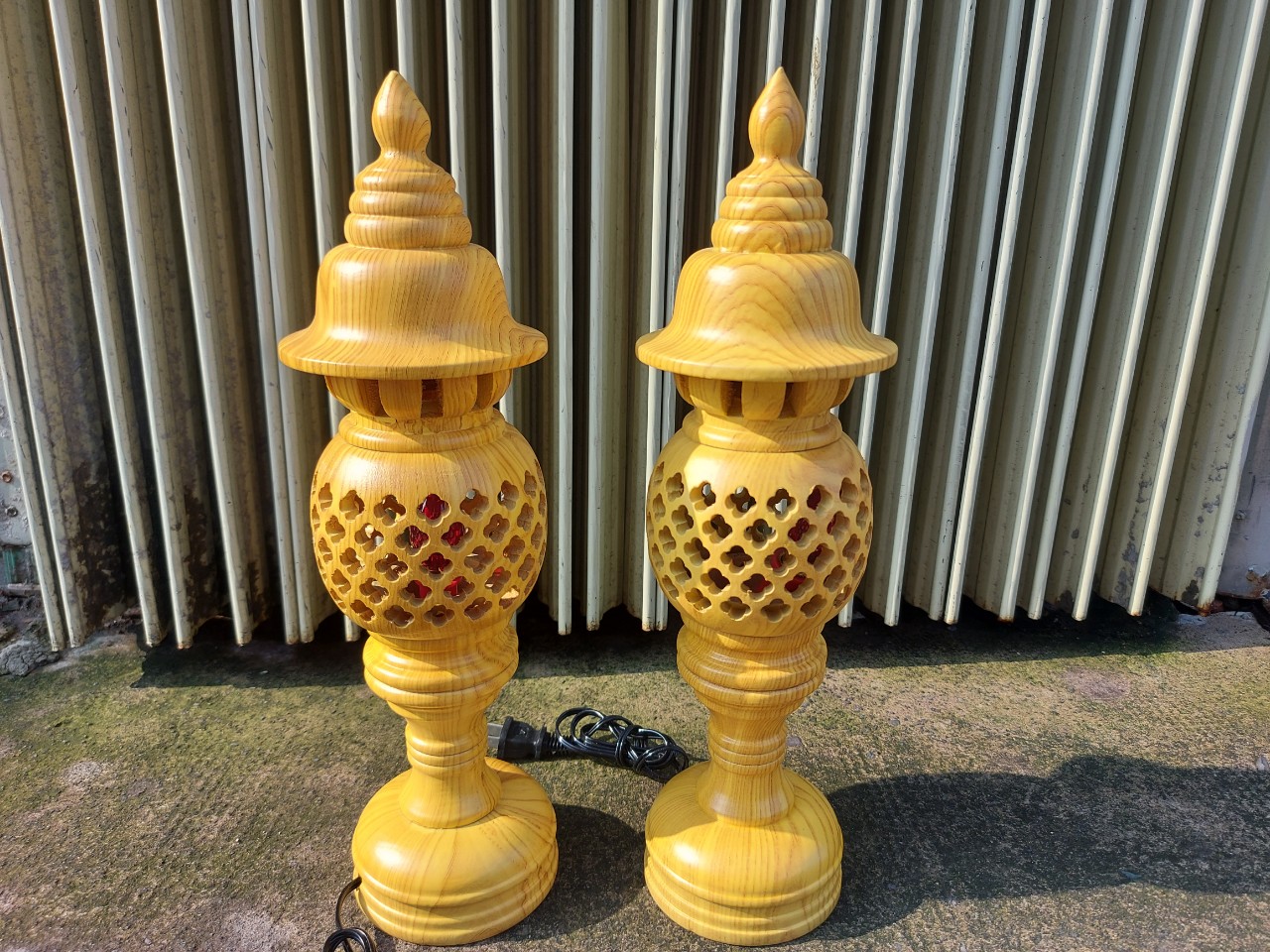 Đèn thờ tổ ong-Đèn thờ gỗ cao 34cm - màu vàng vân gỗ đẹp