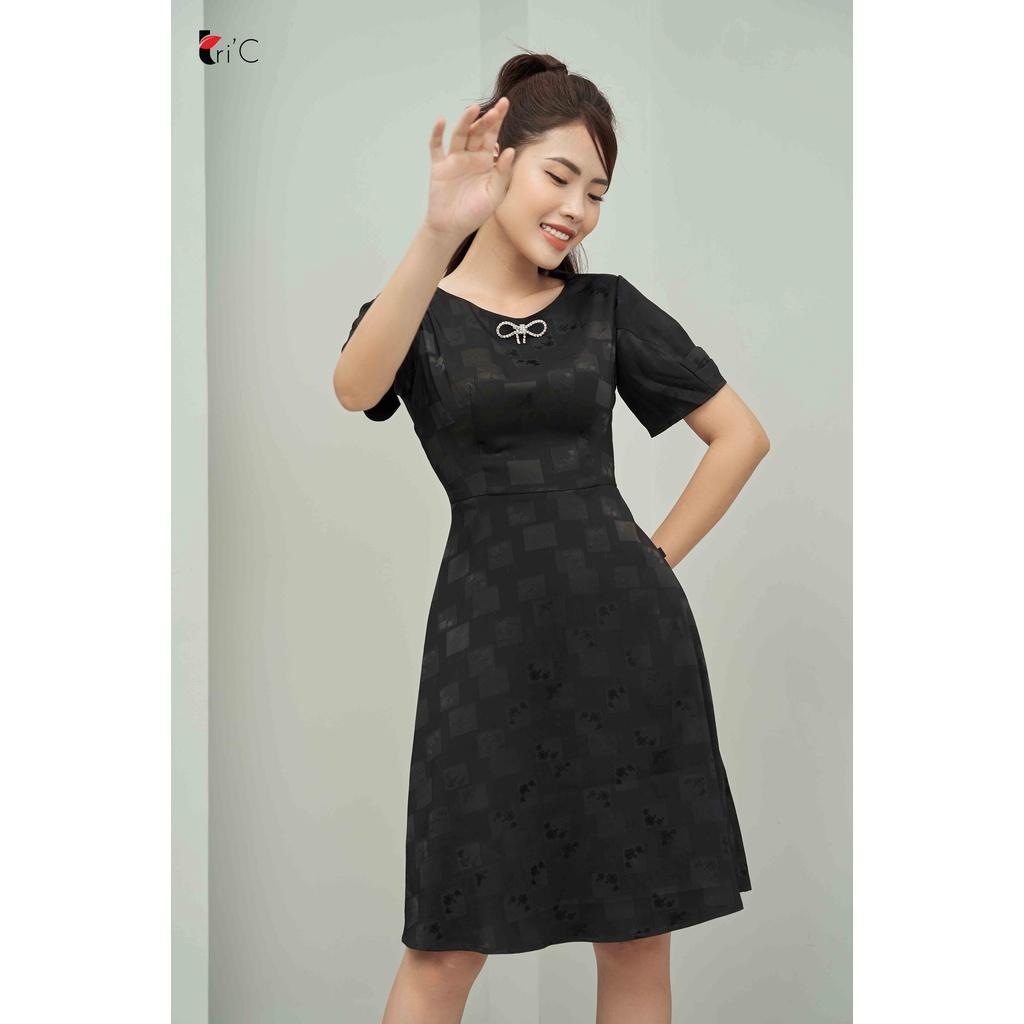 Đầm tafta lụa hoa ô, tay bồng, cài nơ đá Tri'C Luxury A23321 Đen