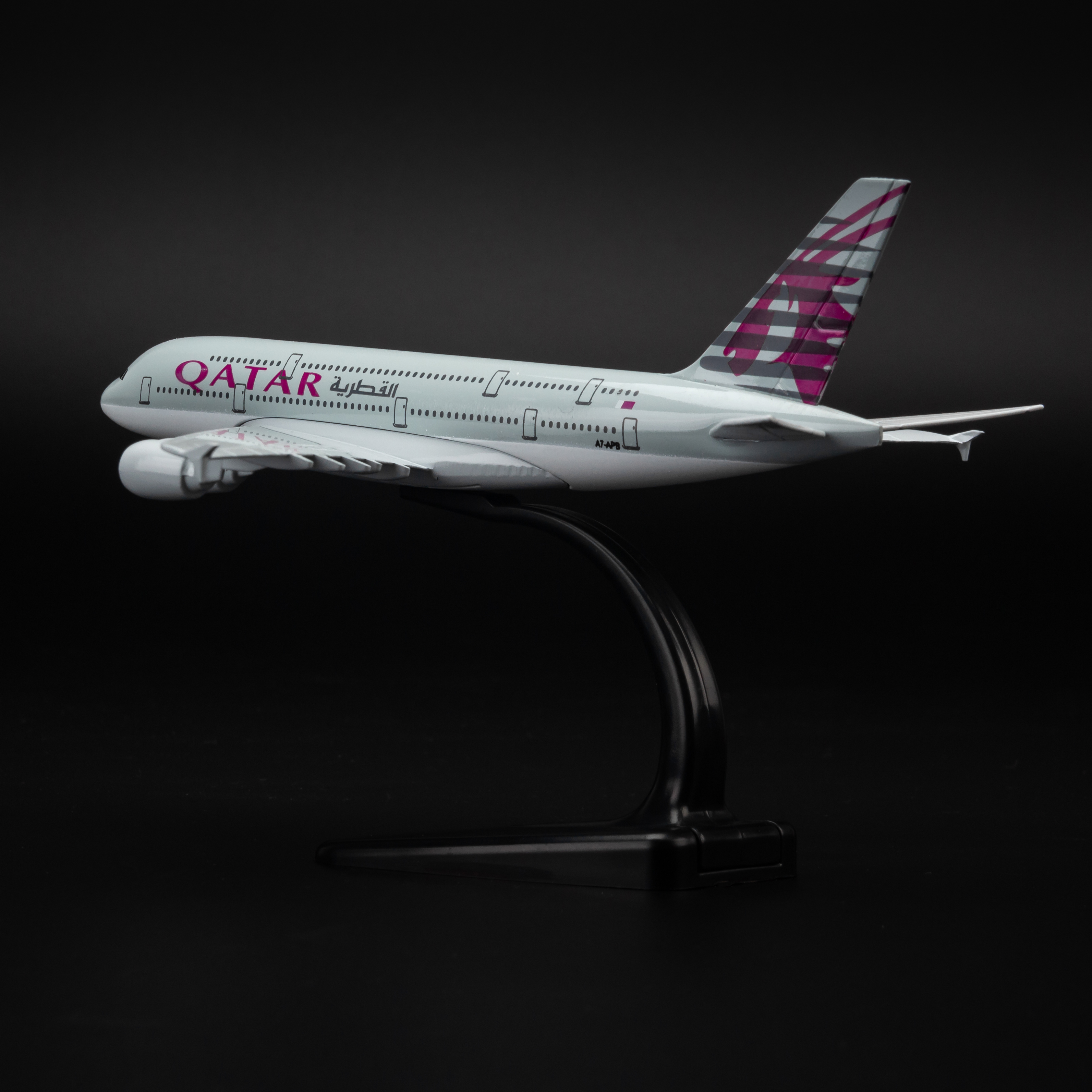 Mô hình máy bay Qatar Airlines A380 20cm AMS20