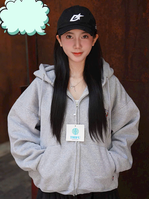 Áo khoác nỉ dày mịn form boxy cánh dơi, có túi trong ,nón 2 lớp to rộng,logo thêu, có size L (65kg)và xl( size 75kg)