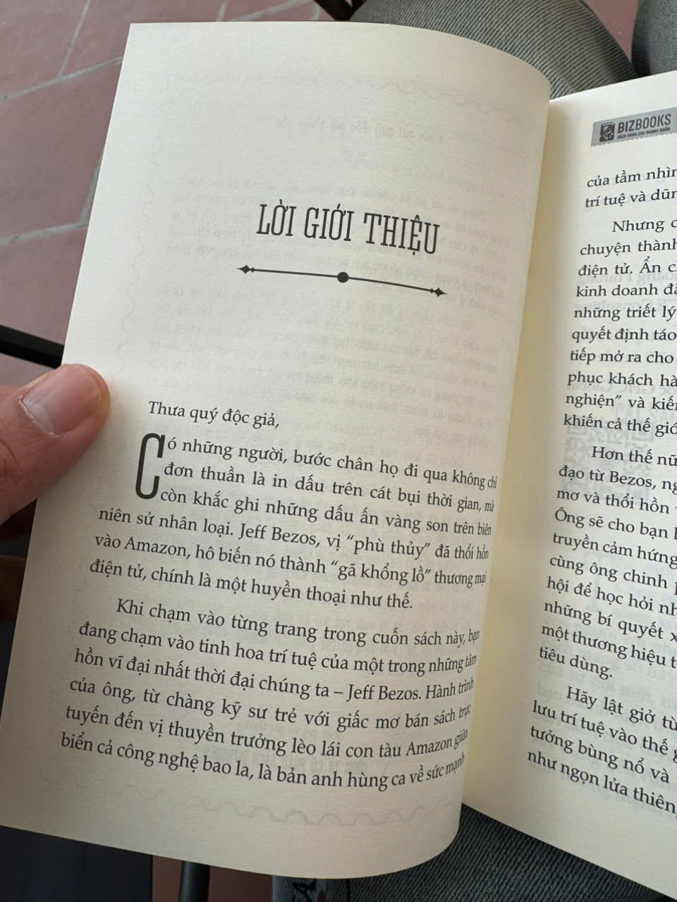 JEFF BEZOS: Gã &quot;Phù Thủy&quot; Ngành Thương Mại Điện Tử - The Gurus - Chuyên gia Nguyễn Hoàng Phương Hiệu đính - Bizbooks