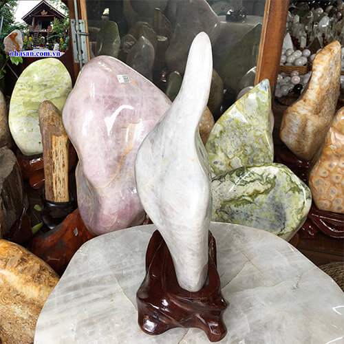 Trụ đá thạch anh hồng tự nhiên nguyên khối trấn trạch – trừ tà T424 nặng 4.4kg kích thước 32x19cm  – Vật phẩm phong thủy may mắn