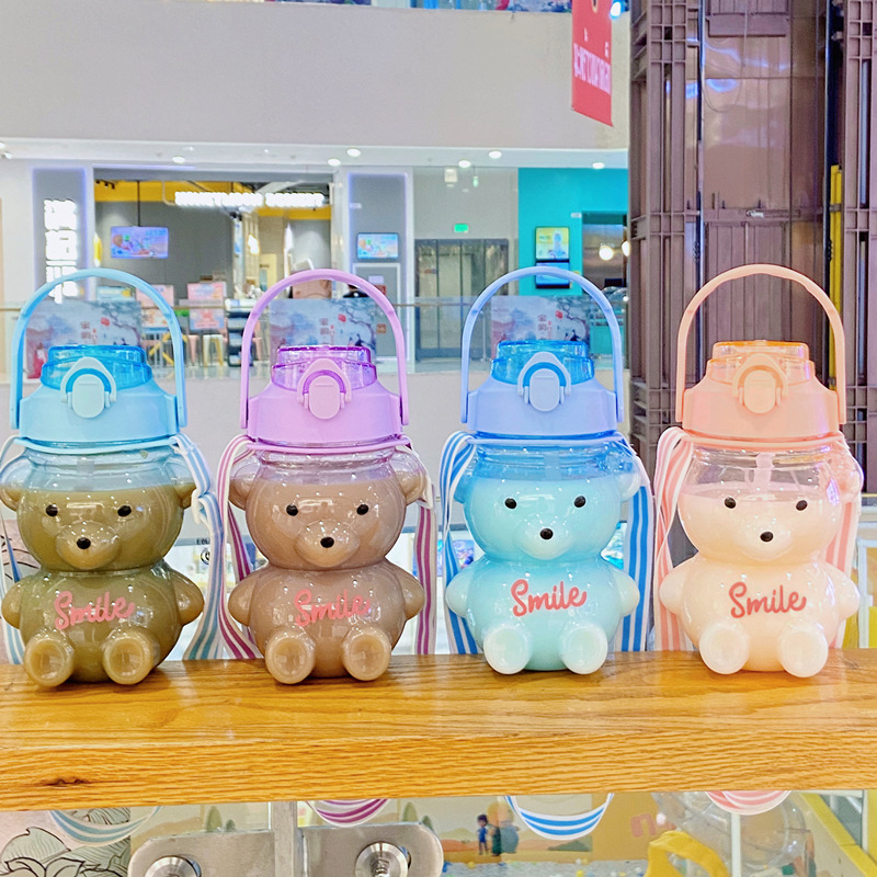 Bình Đựng Nước 1100ml Hình Gấu Dễ Thương Có Dây Đeo Kèm Sticker