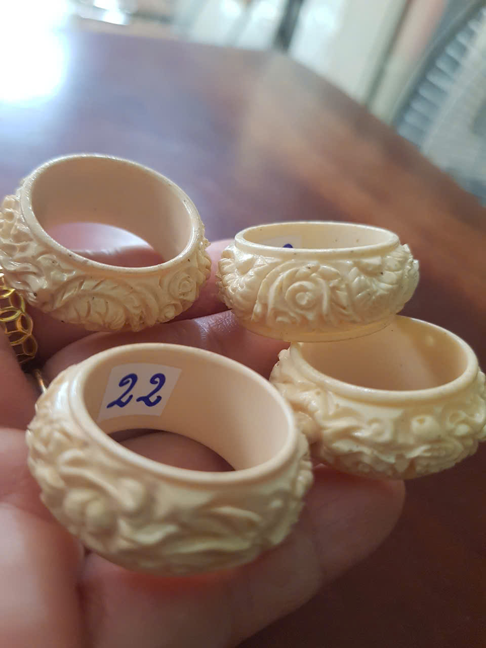 Nhẫn Nam Giả Ngà hay Xương Mỹ Nghệ Chạm Rồng Nổi Lượn Bản tròn Ni 22mm Cao 13mm Dầy 5mm màu trắng Dành Cho Các Anh Nam đeo nhẫn ngón tay cái hay bất kỳ ngón tay nào ni lọt vừa tay là 22mm rẻ vẫn đẹp như thường ạ