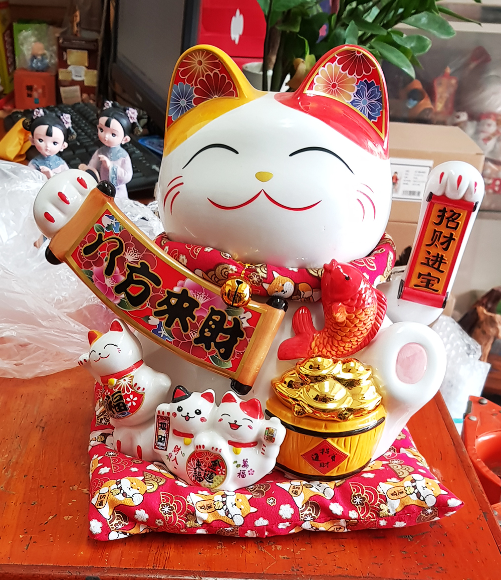 Mèo Thần Tài gốm sứ Nhật Bản tay vẫy 27cm - Tiền Vàng Đầy Hủ (tặng kèm 50 xu vàng mini may mắn)