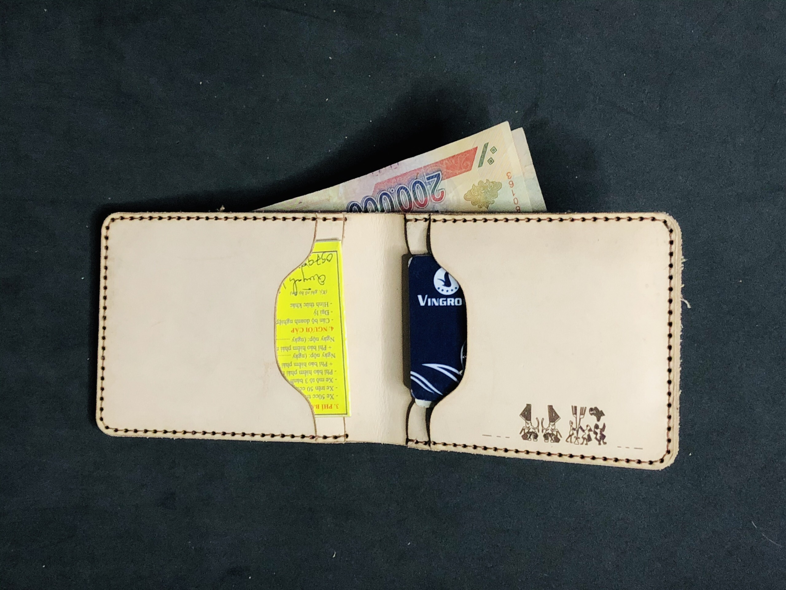 VÍ RAM TRỐNG ĐỒNG DÁNG NGANG (DA BÒ THUỘC THẢO MỘC VEGTAN WALLET)