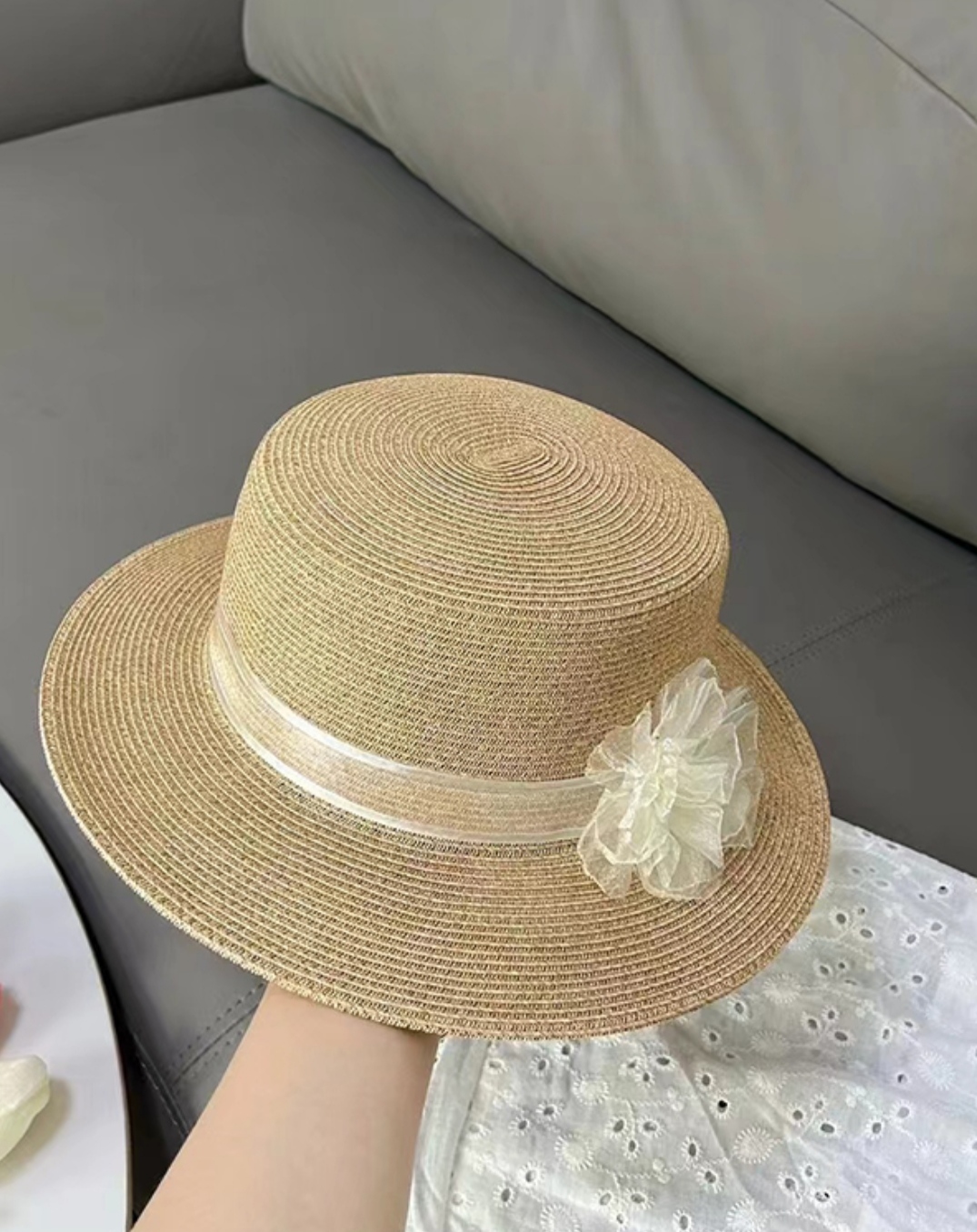 Nón đi biển mũ rộng vành phớt cao bồi cho nữ đai trắng gắn hoa xinh chất liệu cói chống nắng thoáng mát thời trang Hàn Quốc  dona240707