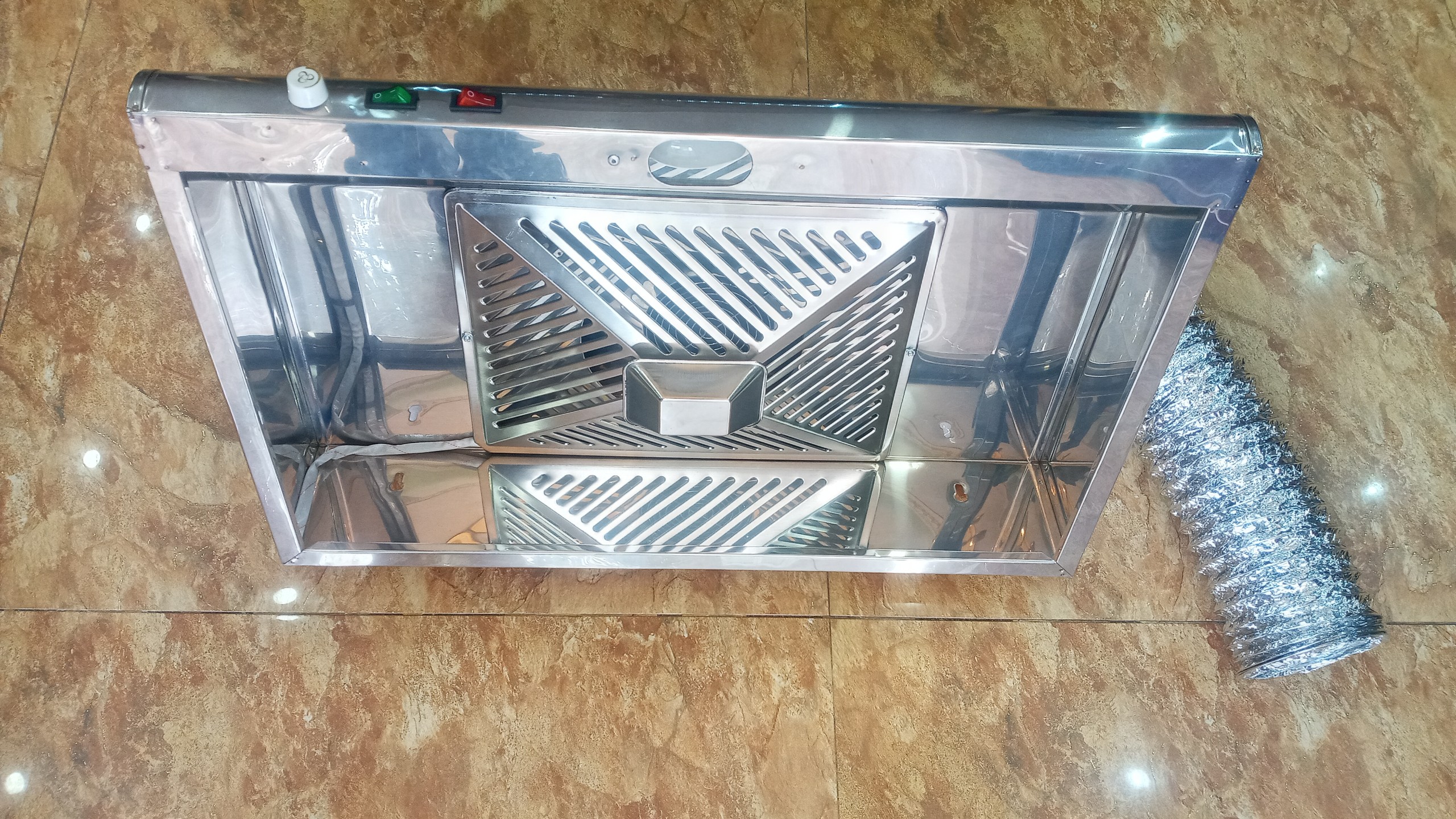 Máy hút mùi inox 304 quạt sên siêu khỏe.siêu êm. Công xuất 120W.kèm ống thun bạc . KT máy 70x45x28cm