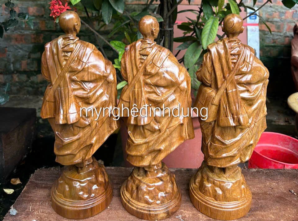 Tượng thầy thích minh tuệ bằng gỗ bách xanh thơm nức kt cao 30x11x9cm