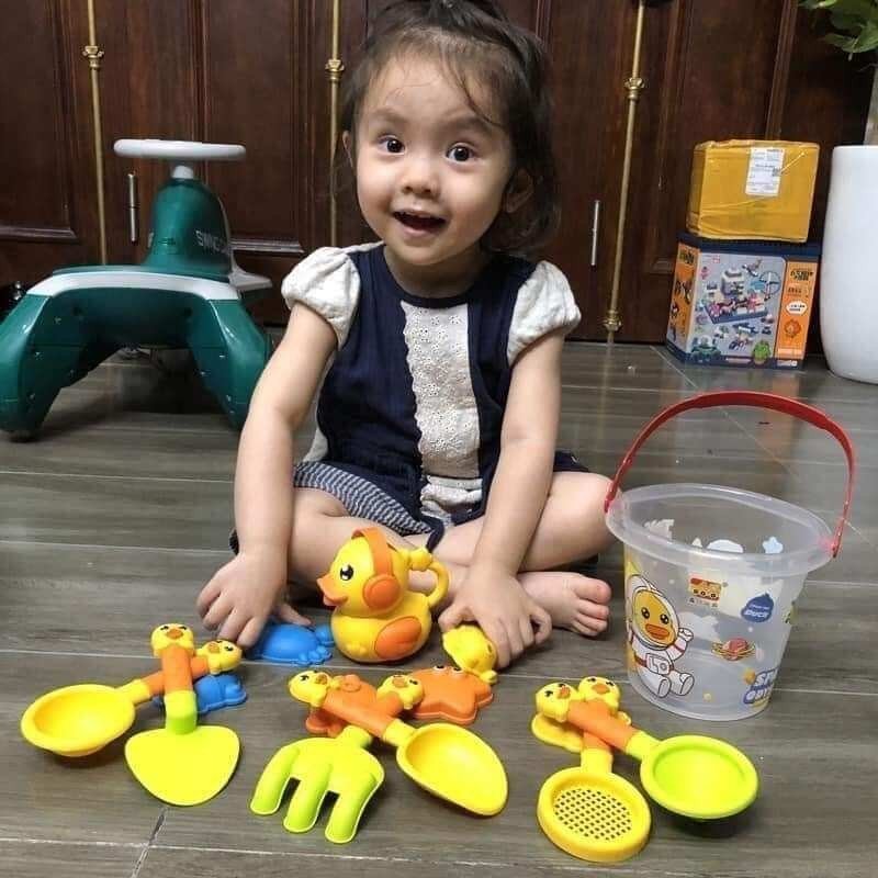 Đồ chơi đi biển xúc cát gồm bộ 14 chi tiết và bộ 18 chi tiết cho bé