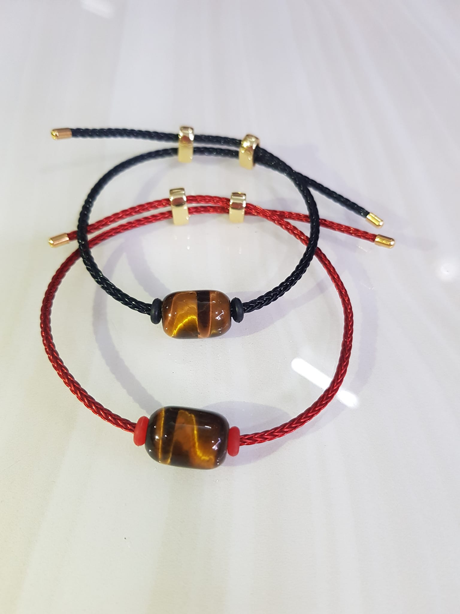 Vòng tay phong thủy charm hạt lu thống đá mắt hổ tự nhiên vàng nâu bóng đẹp Phối với dây đeo tay màu đen hoặc đỏ bất kỳ ạ Vòng tay may mắn hợp nữ mệnh thổ mệnh kim mệnh thủy ạ