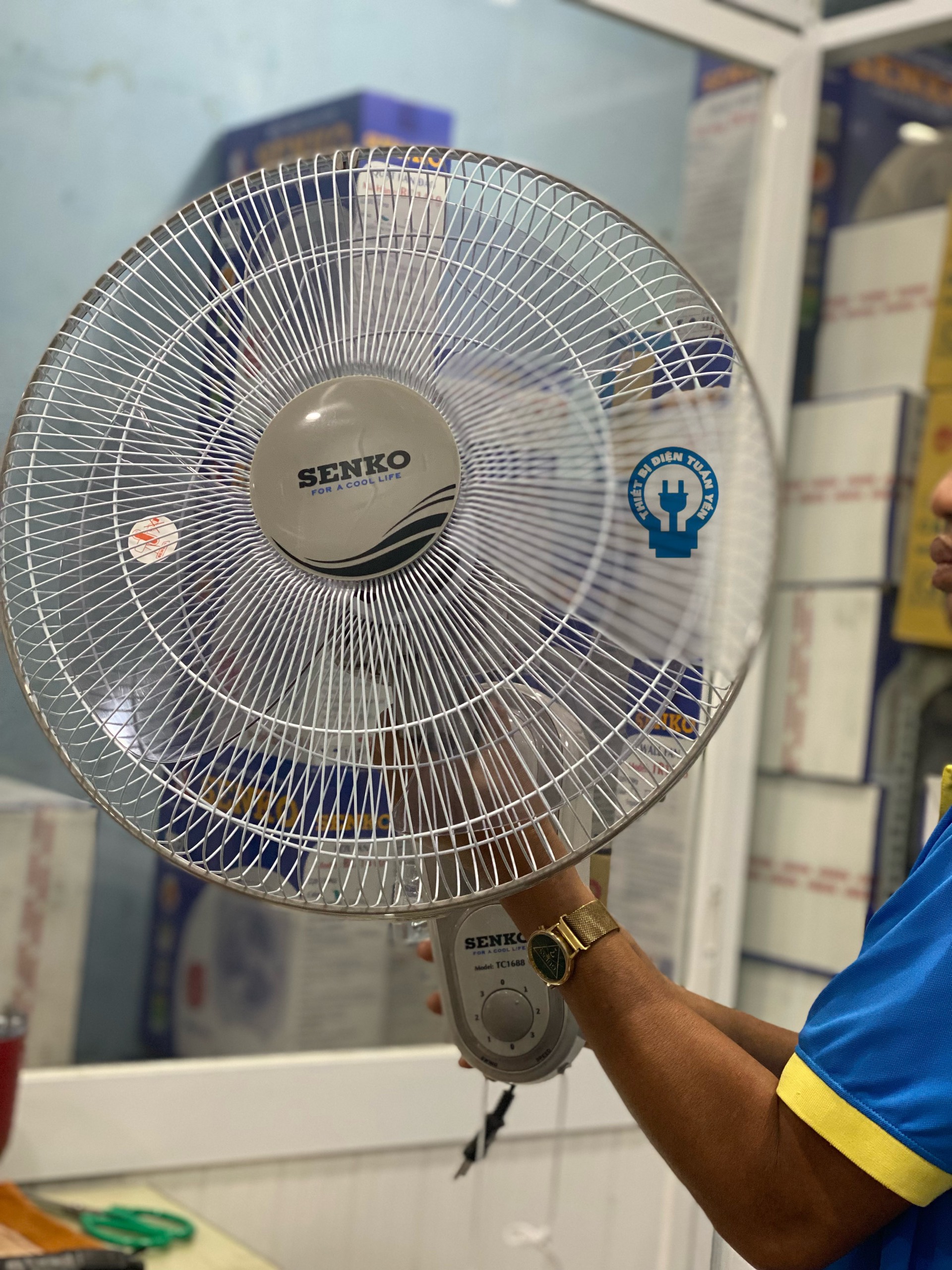 Quạt treo tường Senko TC1688 công suất 47W, mẫu mới 2022 - Giao màu ngẫu nhiên - Hàng chính hãng