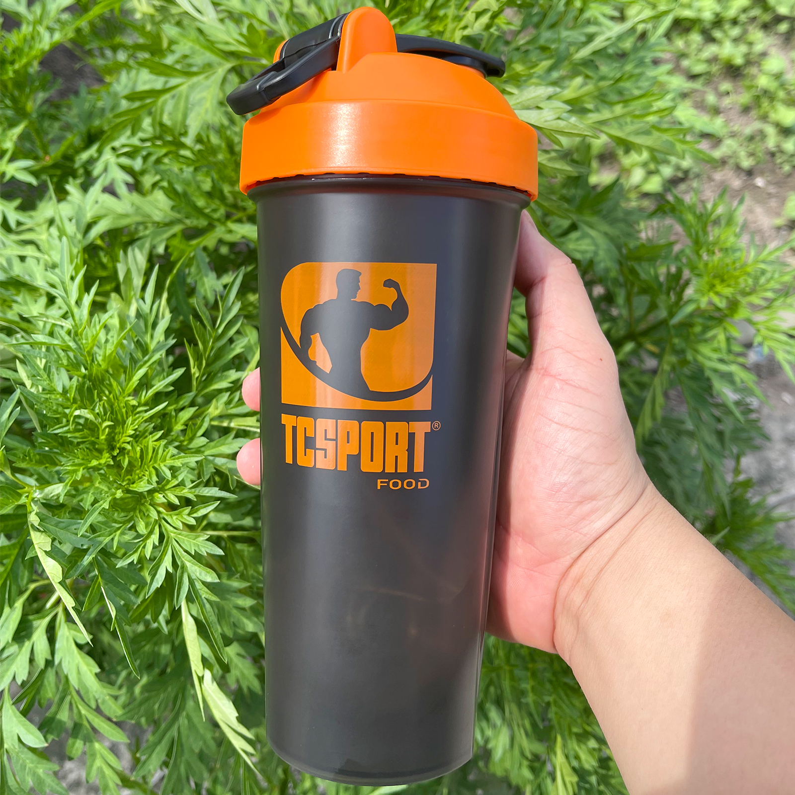 Bình lắc Shaker pha sữa cho người tập GYM hiệu TCSPORTFOOD - Bình nước thể thao Shaker 600 ml - Bình đen nắp cam