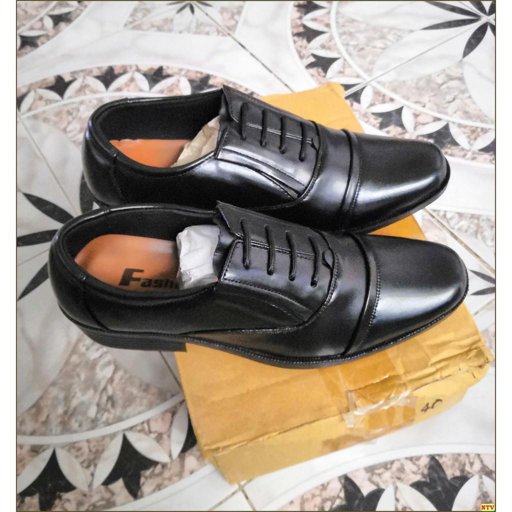 Giày tây VFashion giả dây, đế khâu chắc chắn, kiểu xỏ tiện lợi.