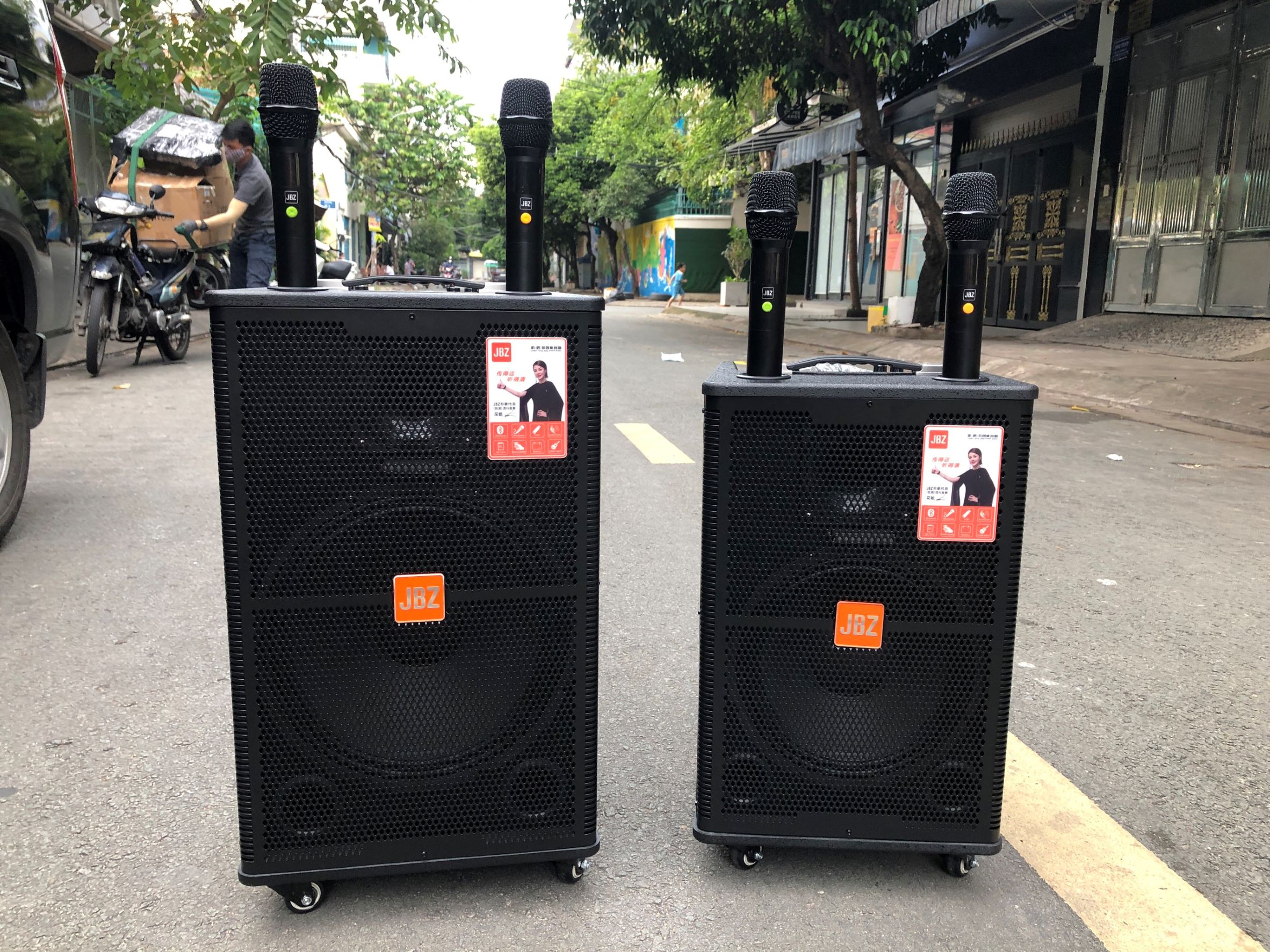 Loa kéo JBZ J10-3 - Loa kéo di động bass 2.5 tấc - Kèm 2 micro không dây - Loa kẹo kéo xách tay du lịch - Đầy đủ kết nối bluetooth, AUX, USB, SD card - Thiết kế sang trọng, âm thanh sống động - Hàng chính hãng