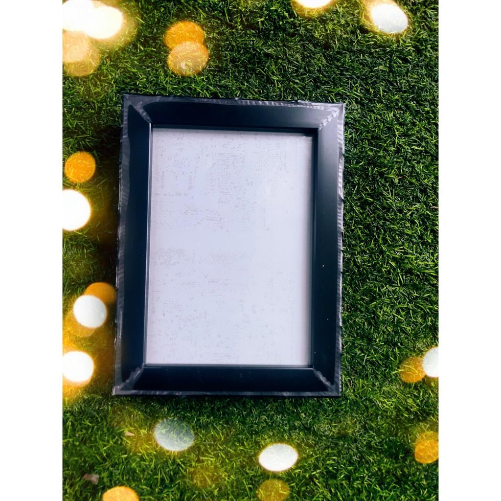 Combo 7 chiếc khung ảnh treo tường kích thước 13x18cm, mặt bằng mica, tặng kèm đinh và móc treo tường.