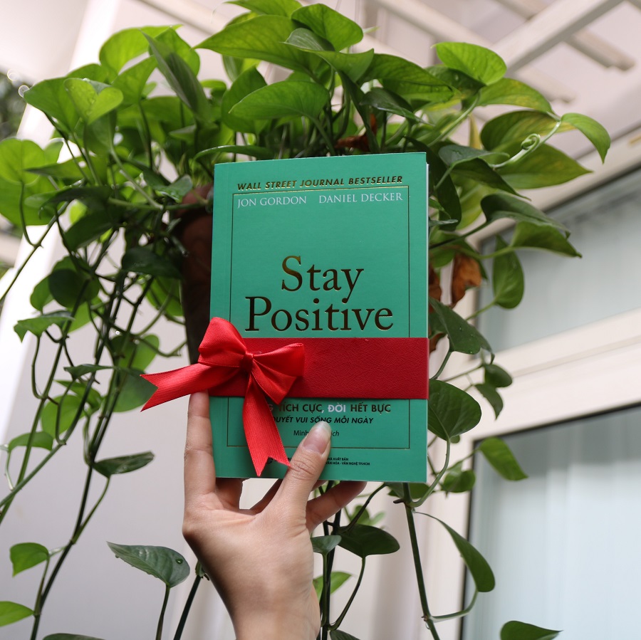 Stay Positive - Sống tích cực, Đời hết bực (Encouraging Quotes and Messages to Fuel Your Life with Positive Energy) - Tác giả: Daniel Decker, Jon Gordon