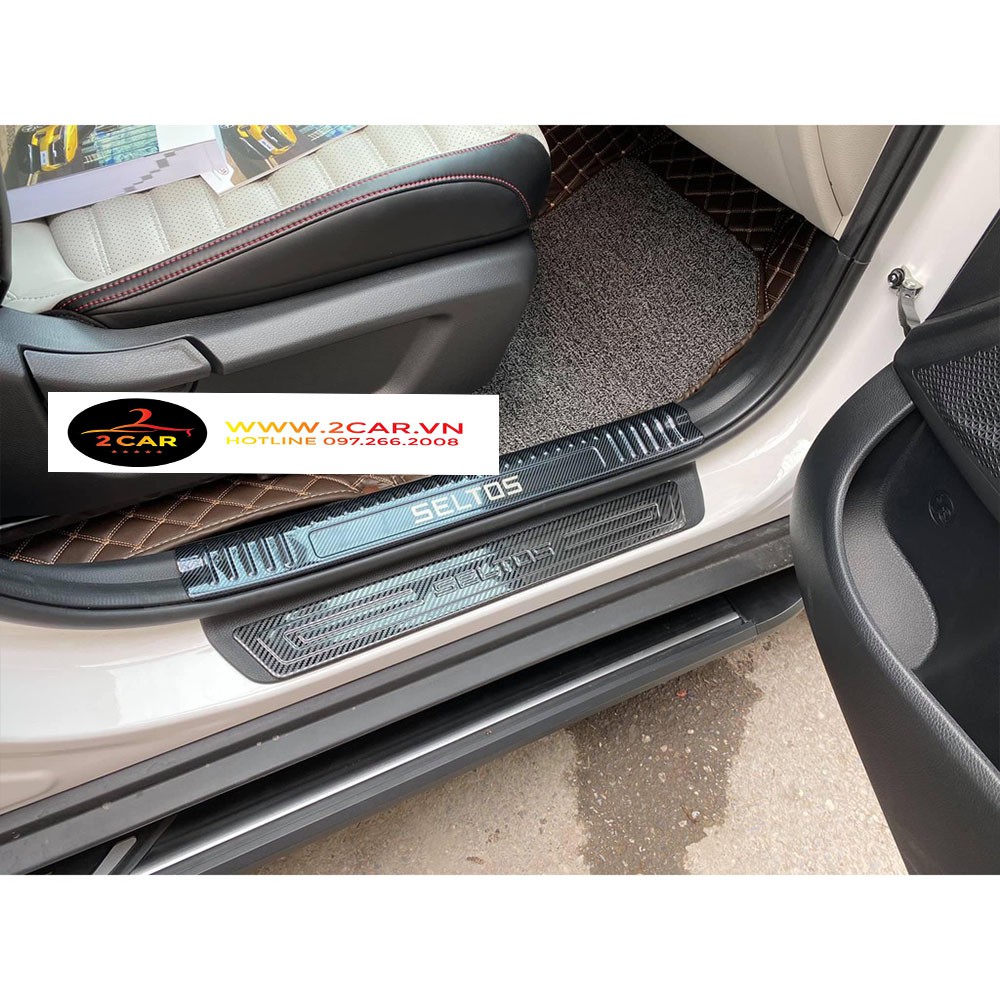 Ốp bậc cửa, nẹp bước chân trong, ngoài Carbon xe Kia Seltos 2020- 2021- 2022, vân cacbon cao cấp