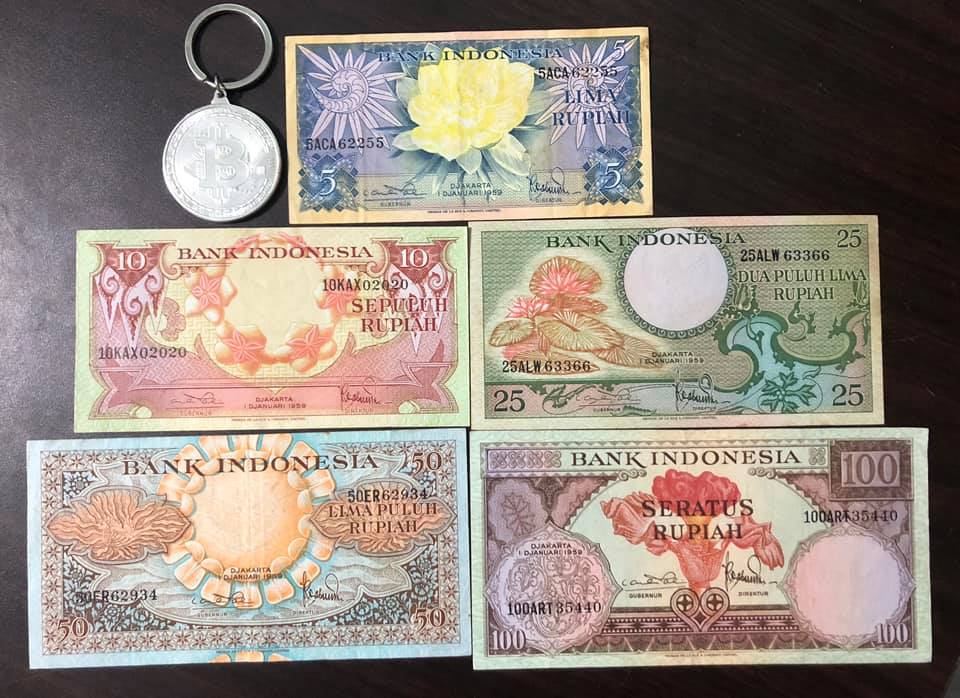 Bộ tiền cổ Indonesia 5 tờ in hình con chim sưu tầm (kèm móc chìa khóa Bitcoin lạ mắt)