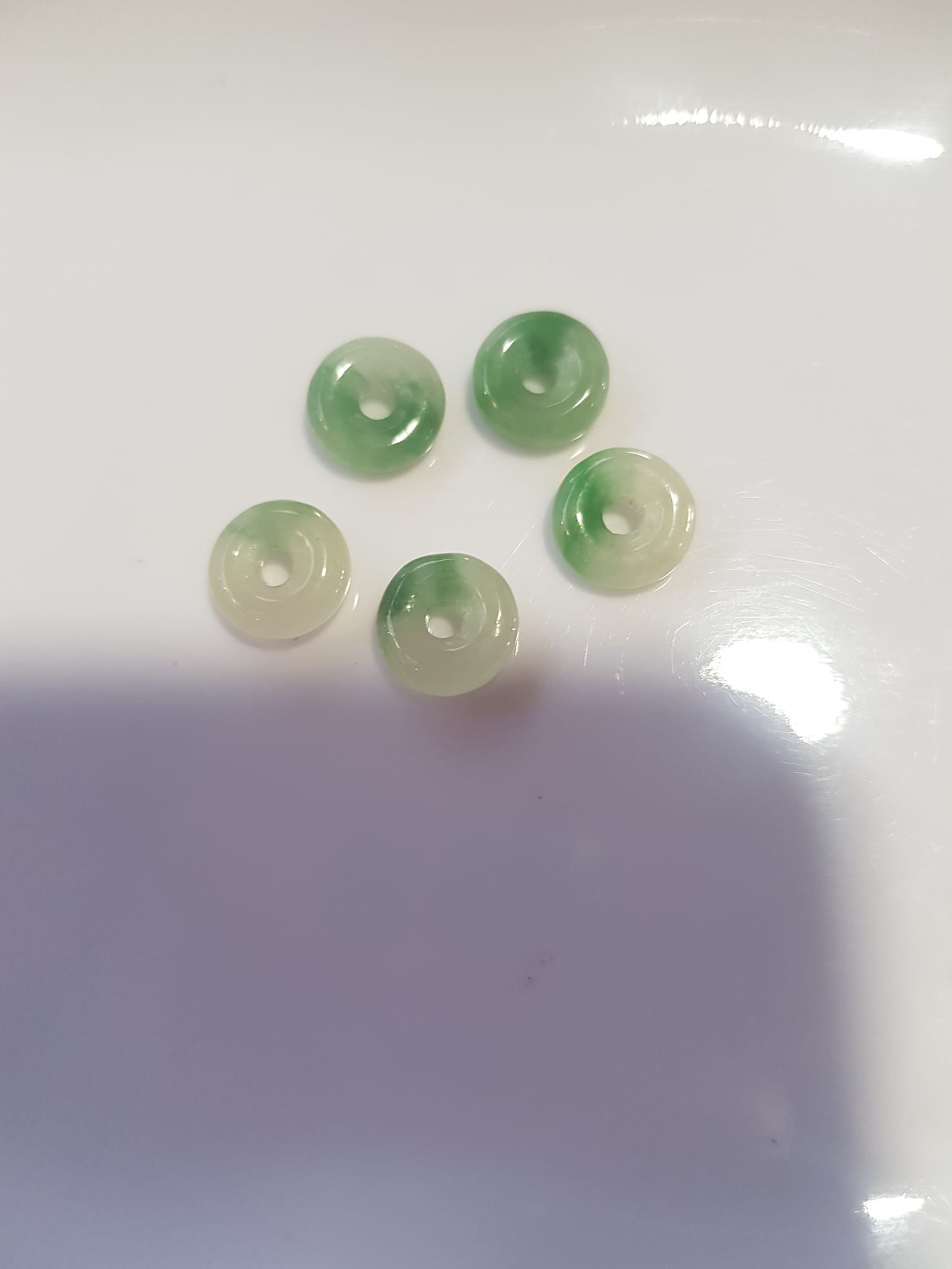 Bộ Trang sức Charm Vòng Tay gồm 5 đồng tiền may mắn tài lộc  Chất liệu đá cẩm thạch xanh Ngọc trắng tự nhiên bóng đẹp  Size hạt đk 9mm x đk cao 3mm x lỗ giữa đồng tiền 2mm nữ phối vòng tay và làm mặt dây chuyền đeo đẹp ạ