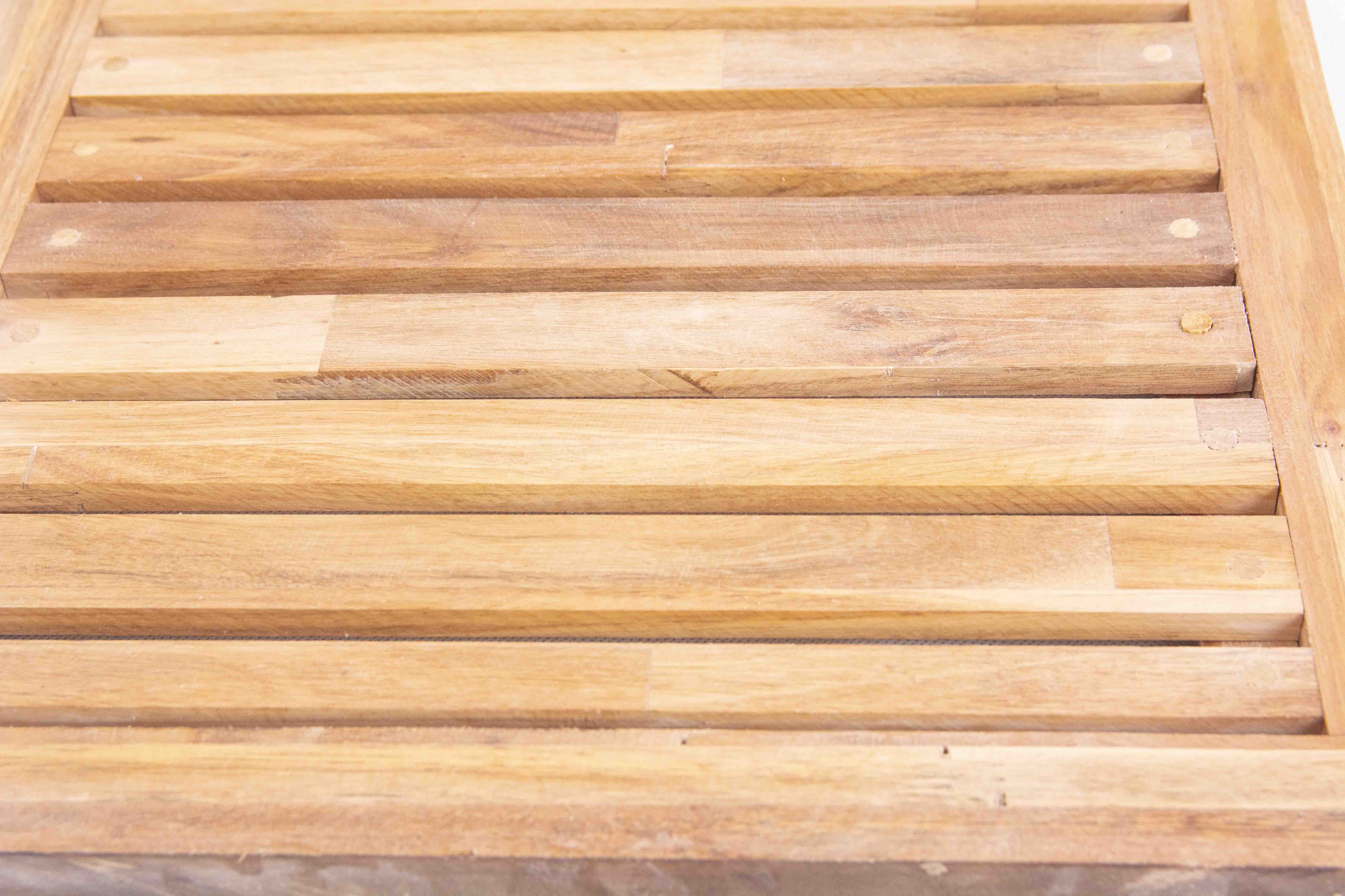 Thảm chống trơn nhà tắm được sản xuất từ gỗ mật hồng tự nhiên với thiết kế thông minh, tối giản
