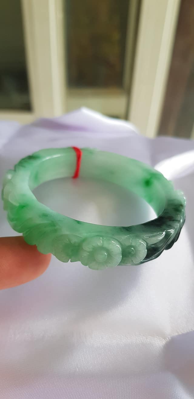 Vòng cẩm thạch tự nhiên chạm Bông Hoa Mai tròn mới đẹp tuyệt vời bản vuông Ni 48mm x cao 12mm x dầy 8mm 100% Đá cẩm thạch thiên nhiên màu Xanh ngọc bóng đẹp đều cả vòng điểm xanh sơn thủy đậm 1 góc thiệt đẹp Nữ 35kg - 48kg đeo ạ