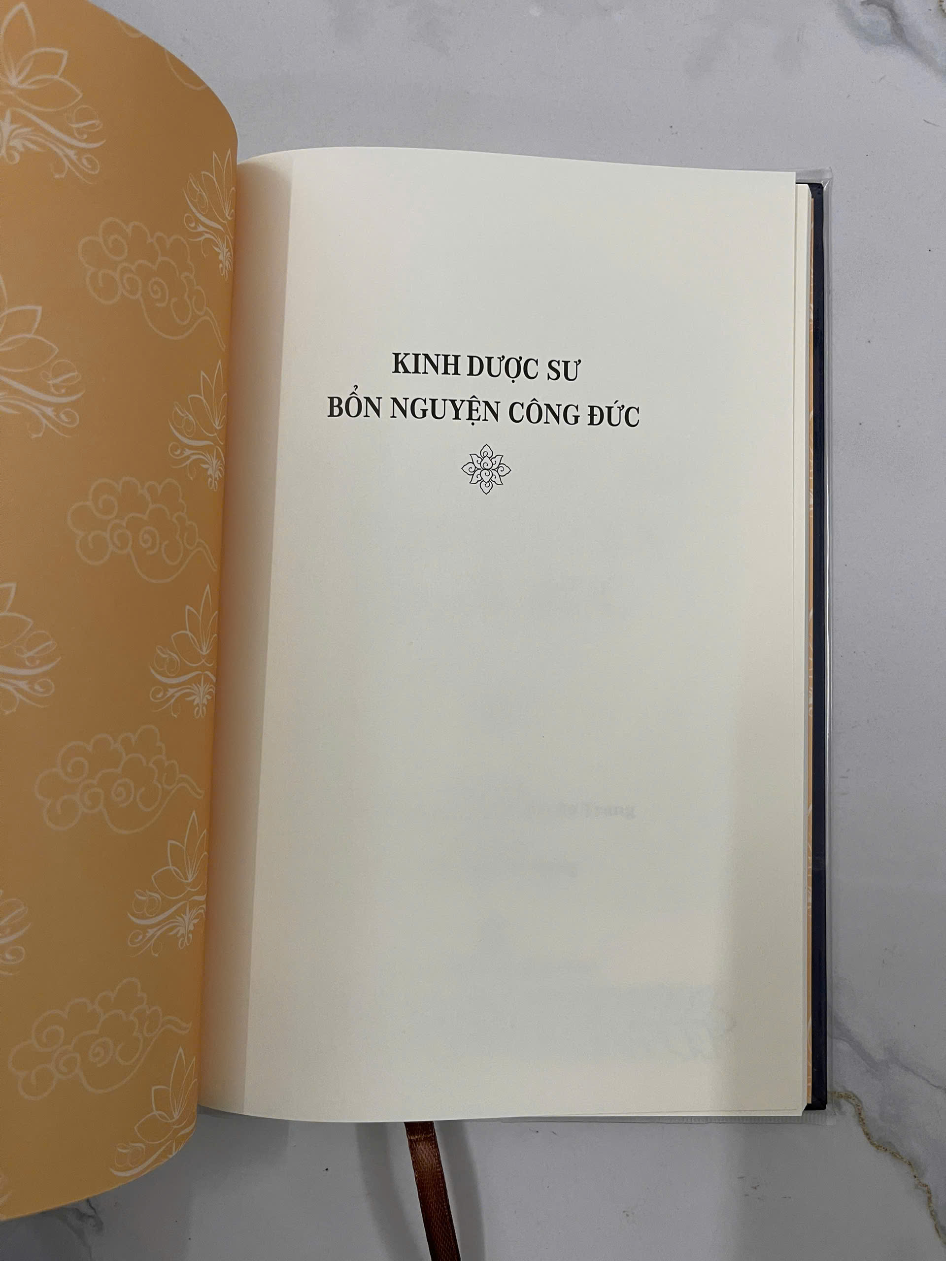 Sách - Kinh Dược Sư Bổn Nguyện Công Đức (Nghĩa, giấy vàng xin đẹp - Bìa cứng tặng kèm bao sách khổ 15.5x23)