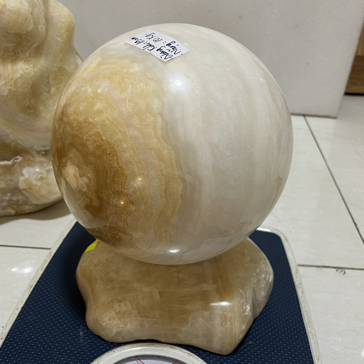 Cầu bi đá phong thủy đá tự nhiên màu trắng ngà ường kính 19 cm cân nặng 11 kg cho người mệnh Kim và Thổ