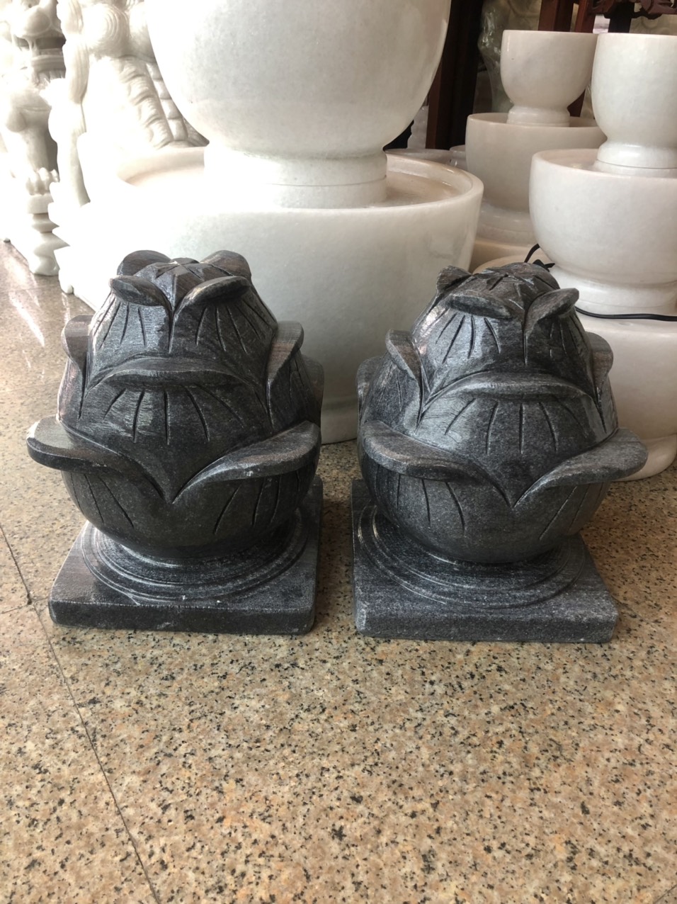 Ặp búp sen đá trang trí đá cẩm thạch vân đen đế vuông trang trí mộ, đền thờ - Cao 25 cm