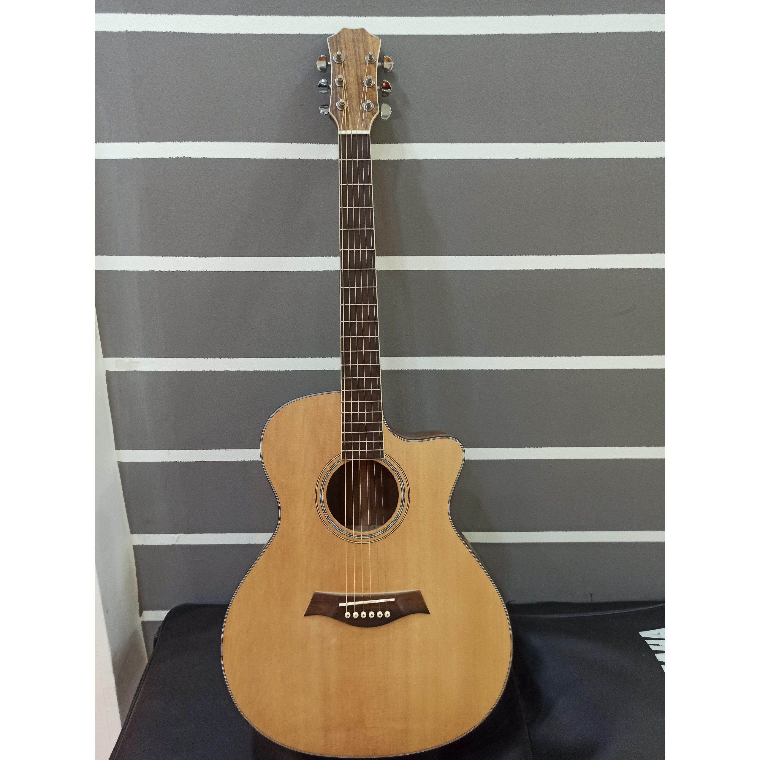 Đàn Guitar Acoustic Gỗ Điệp M414 ( kèm bao da , phím , capo )