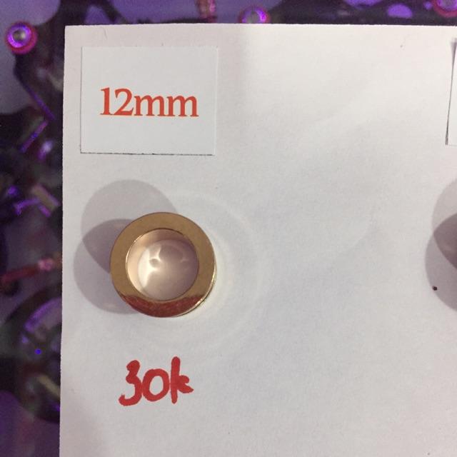 Khuyên tai 12mm mầu vàng bán lẻ 30k/1 chiếc.