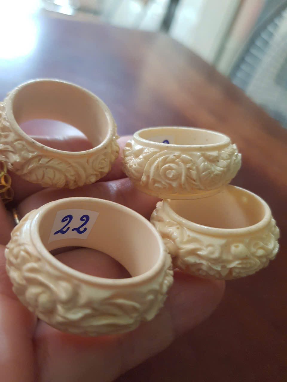 Nhẫn Nam Giả Ngà hay Xương Mỹ Nghệ Chạm Rồng Nổi Lượn Bản tròn Ni 22mm Cao 13mm Dầy 5mm màu trắng Dành Cho Các Anh Nam đeo nhẫn ngón tay cái hay bất kỳ ngón tay nào ni lọt vừa tay là 22mm rẻ vẫn đẹp như thường ạ