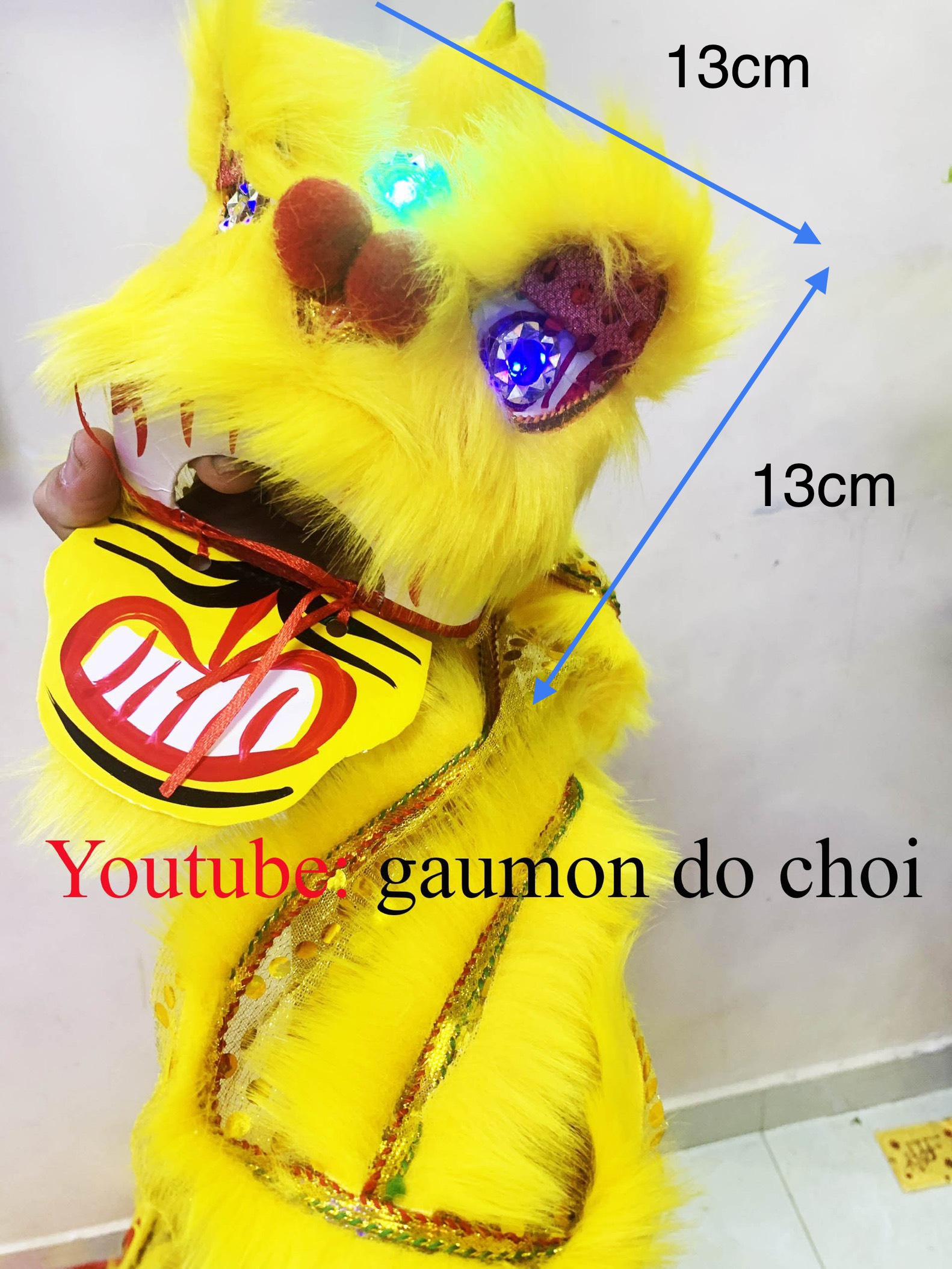 Đầu lân, sư tử, có đèn cử động chơp mắt rất đẹp, trông lân bằng da, đầu ông địa