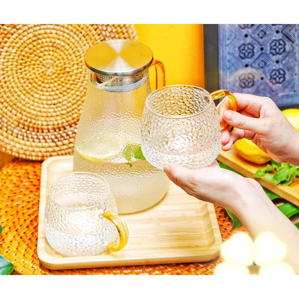 Combo bình đựng nước thủy tinh kèm 6 cốc vân sần thấp và khay gỗ