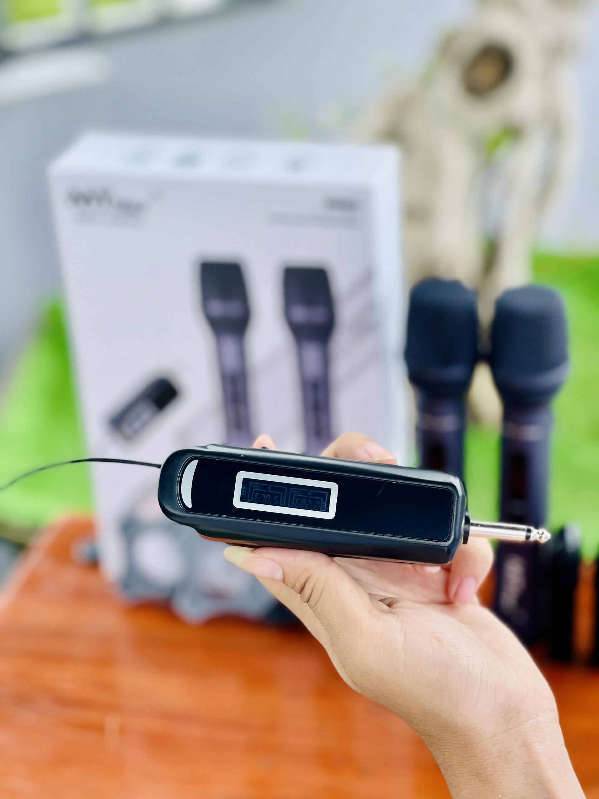 Micro Không Dây Cao Cấp MTMAX H2PRO - Cao Cấp Với Khả Năng Pin Nam Châm Hút Tự Động Sạc. Khả Năng Bắt Sóng Cao 50 - 100M, Chuyên Dùng Cho Karaoke Gia Đình, Phòng Trà, Quán Bar, Bảo Hành 12 Tháng. hàng chính hãng