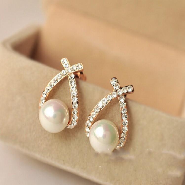 Khuyên tai ngọc trắng đính đá