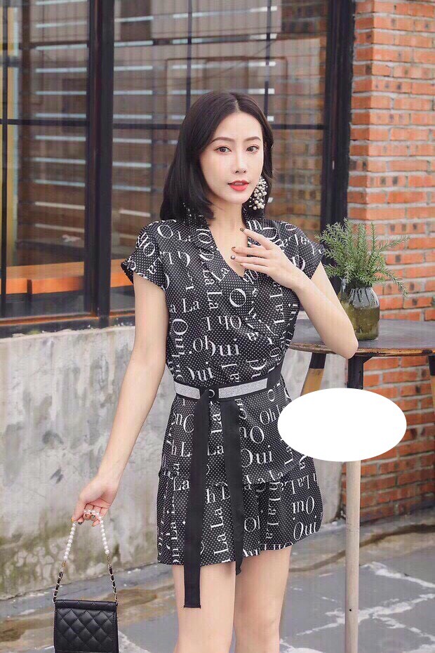 Set bộ ngắn cổ vest, eo đính hạt sành điệu
