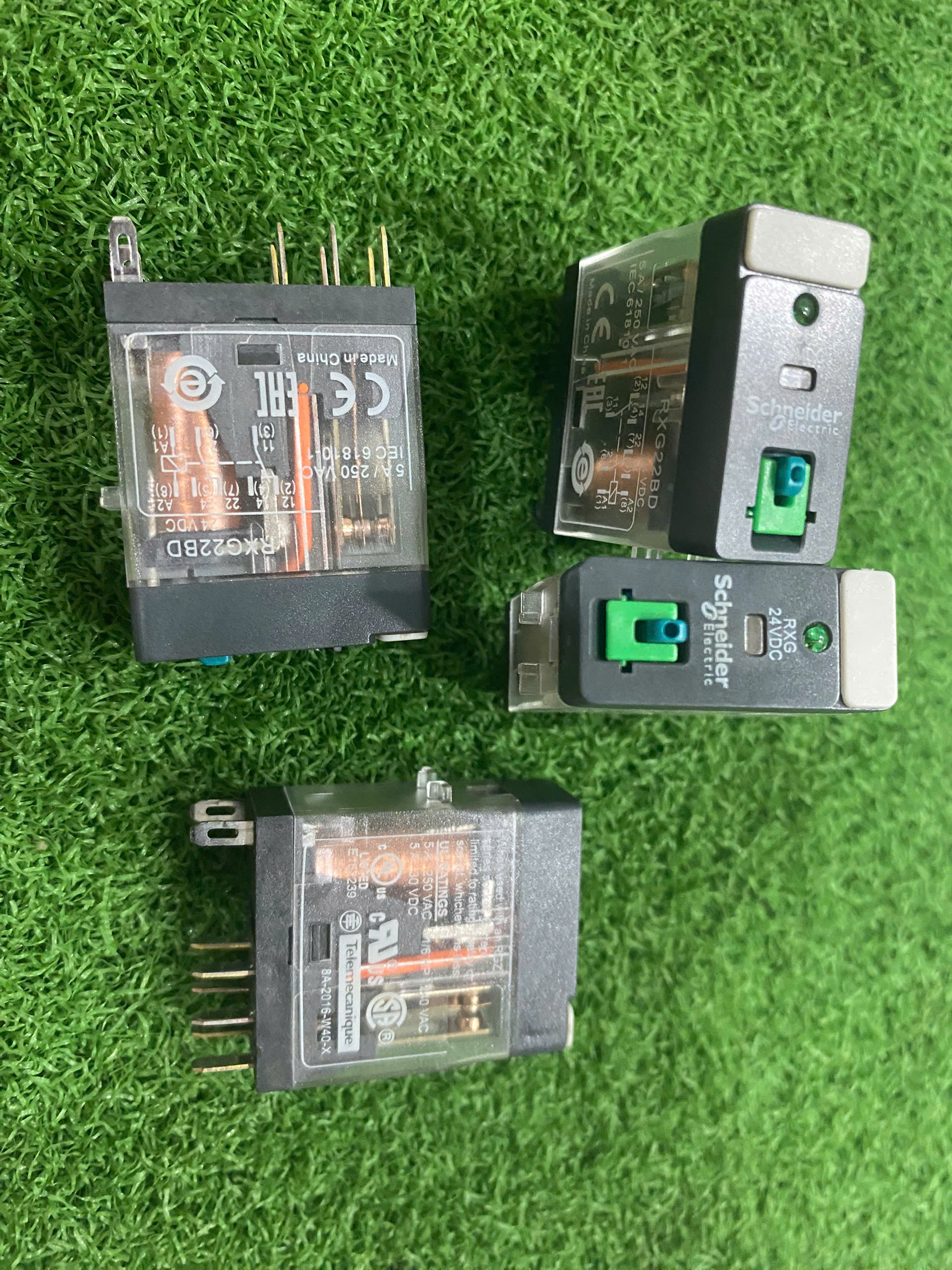 Hàng chính hãng Relay trung gian Schneider RXG22BD 8 chân 24 VDC