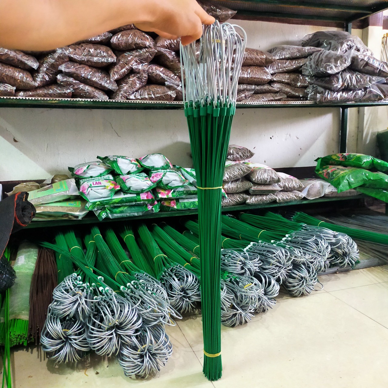 Combo 10 móc kẻm bọc nhựa treo lan loại 1 , sản phẩm bền bỉ với thời gian , thân móc bọc nhựa ,tránh sự ăn mòm tốt
