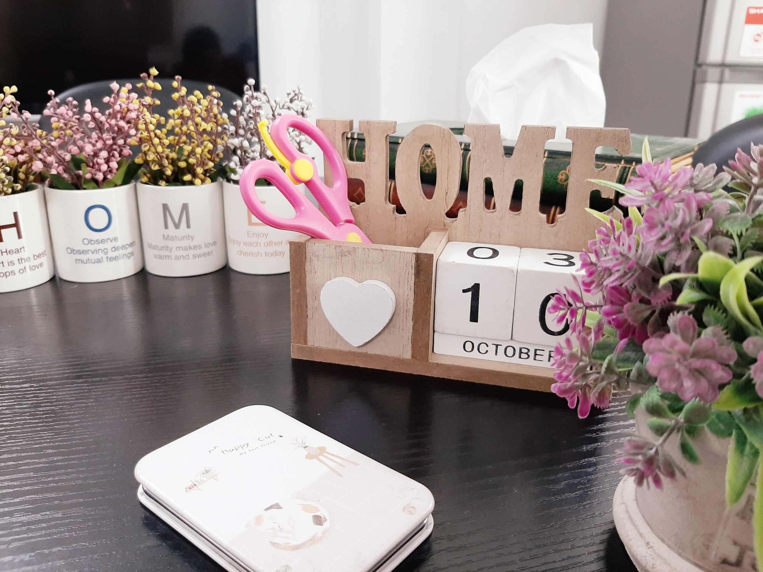 Lọ đựng bút bằng gỗ hình Home mộc mạc có lịch vạn niên