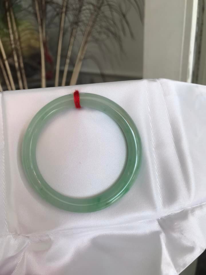 Vòng Tay Nữ Đá Cẩm Thạch Tự Nhiên TR LÝ A Sao 47 Size vòng 47mm x dầy 7mm màu Xanh Ngọc Nhẹ nhàng Bóng đều đẹp Nữ Tay nhỏ mệnh Mộc Hỏa Thủy cân nặng 35kg - 47kg đeo bóng đẹp ạ