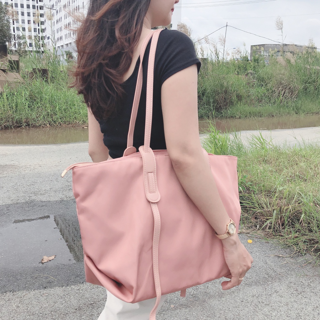 Túi tote thông dụng, chất liệu vải dù polyster dày vừa vặn, không thấm nước trên bề mặt vải, đựng được giấy a4, laptop macbook 13 inch, 15 inch