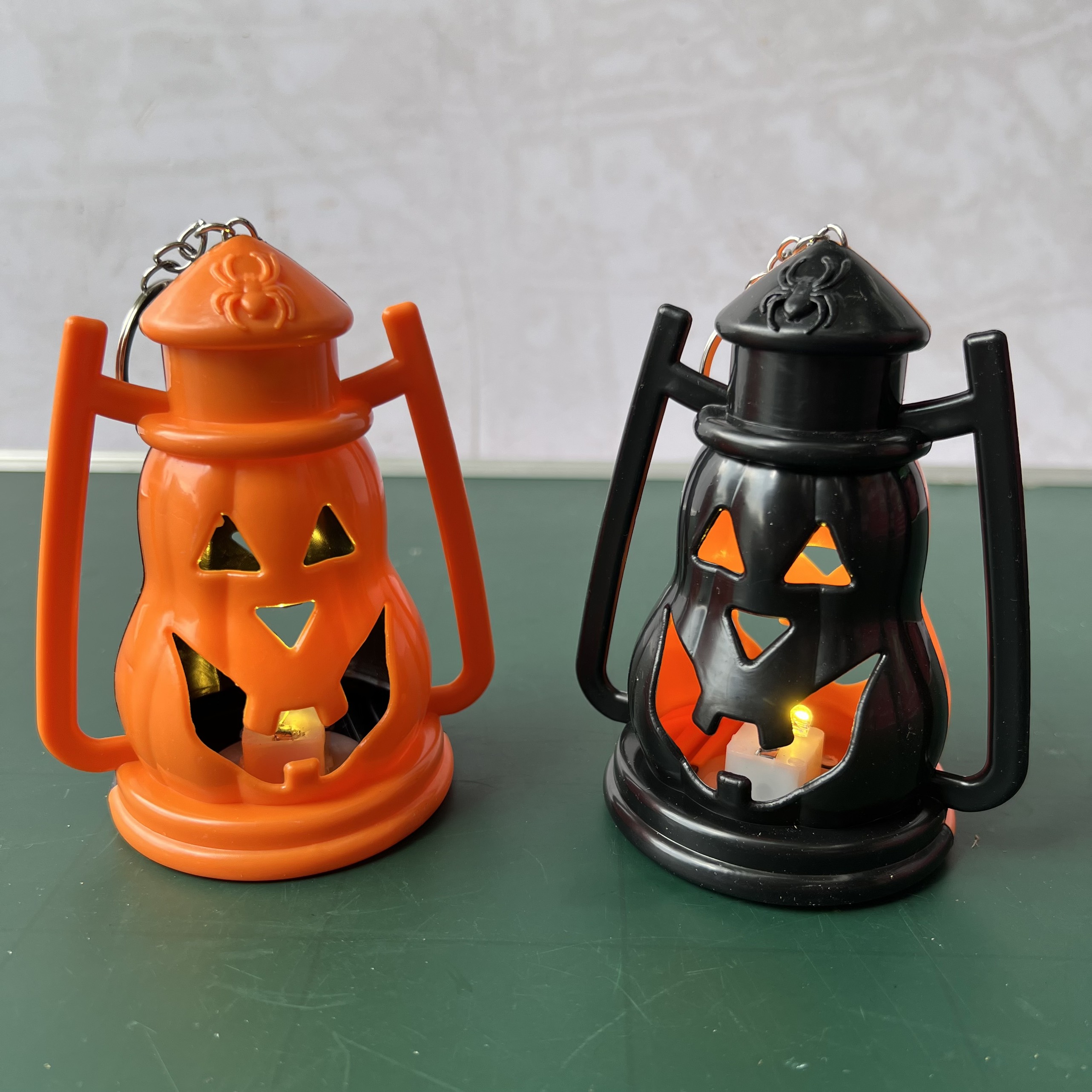 Đèn bão bí ngô màu cam đen có móc treo trang trí Halloween lắp sẵn pin cao 12cm